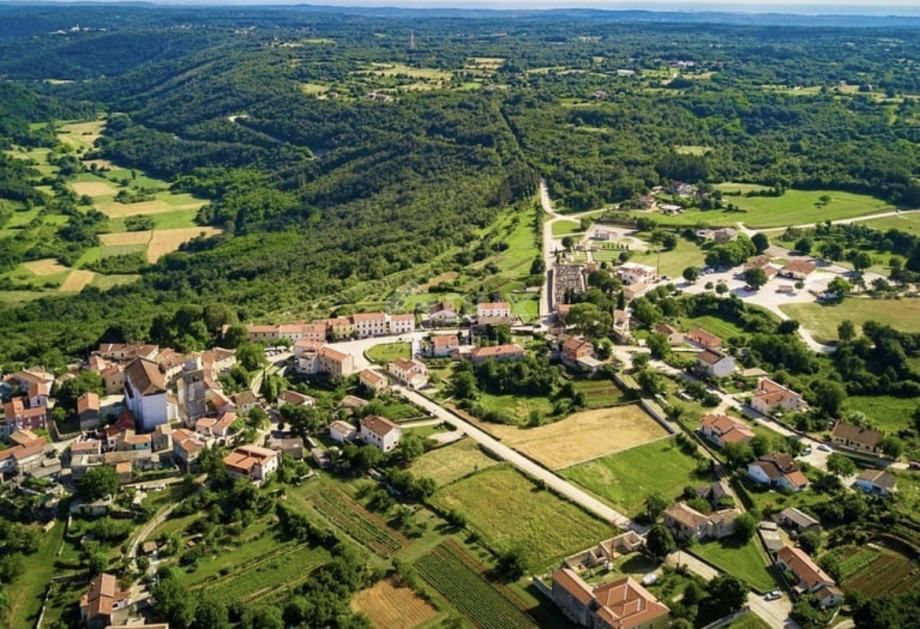 ISTRA, TINJAN - Gradbeno zemljišče obdano z zelenjem!