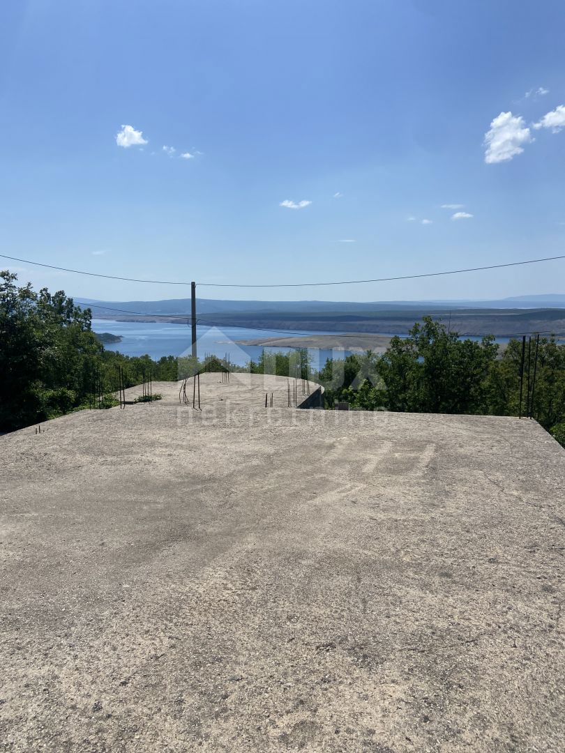 RIJEKA, ŠMRIKA - gradbeno zemljišče 860 m2 s pogledom na morje in zgrajeno temeljno ploščo za stanovanjski objekt - stanovanja / apartmaji / družinska hiša / vila! PRILOŽNOST!