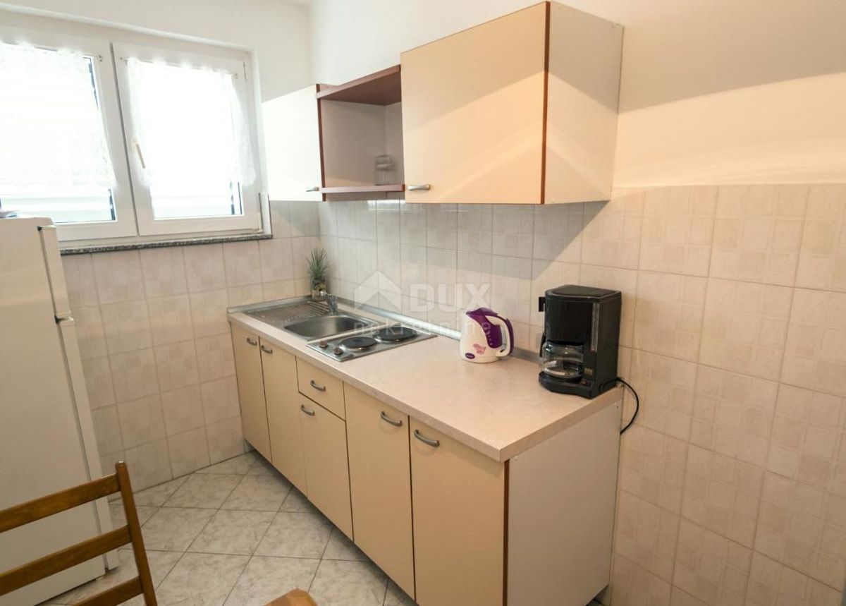 OTOK RAB, BANJOL - Samostojna hiša z apartmaji na odlični lokaciji