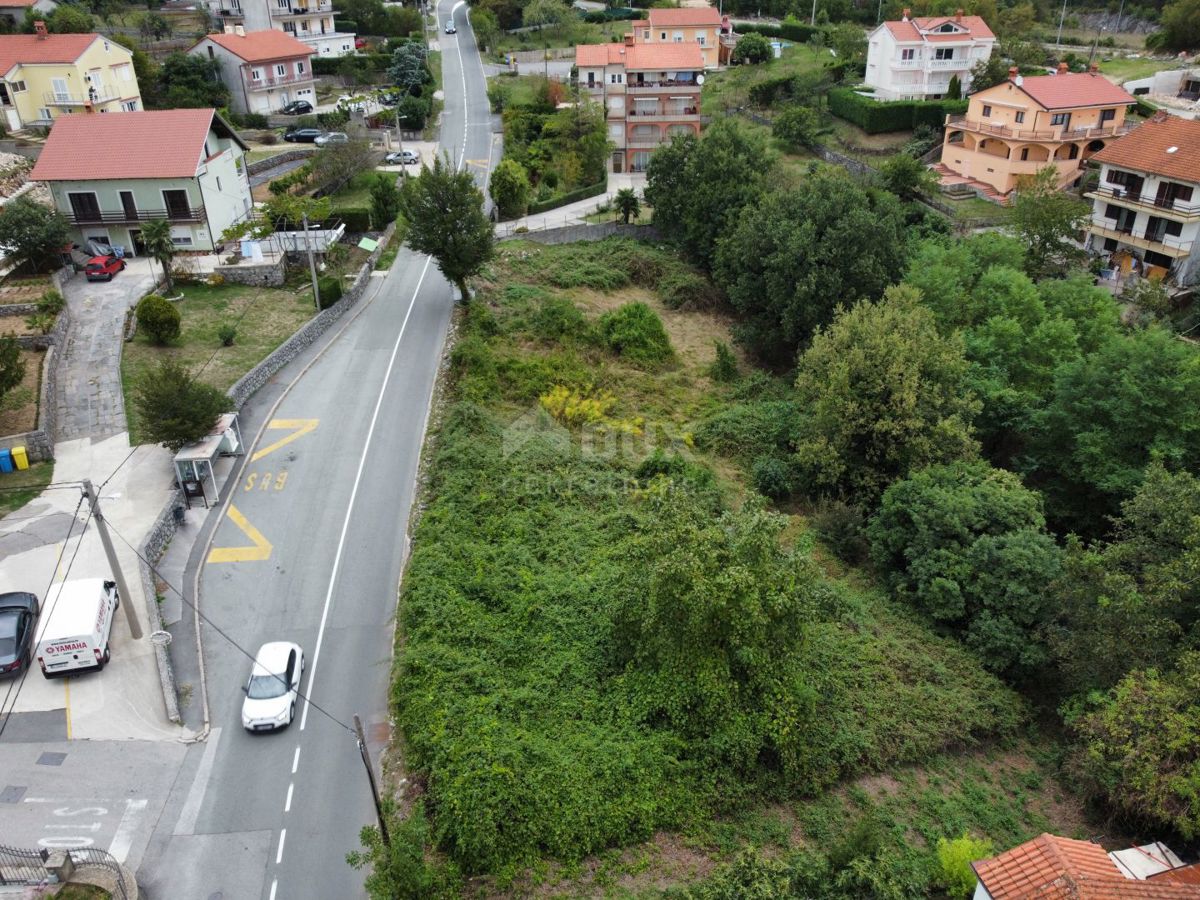 VIŠKOVO - zazidljiva parcela za dva objekta v bližini Viškovega na odlični lokaciji ob asfaltirani cesti