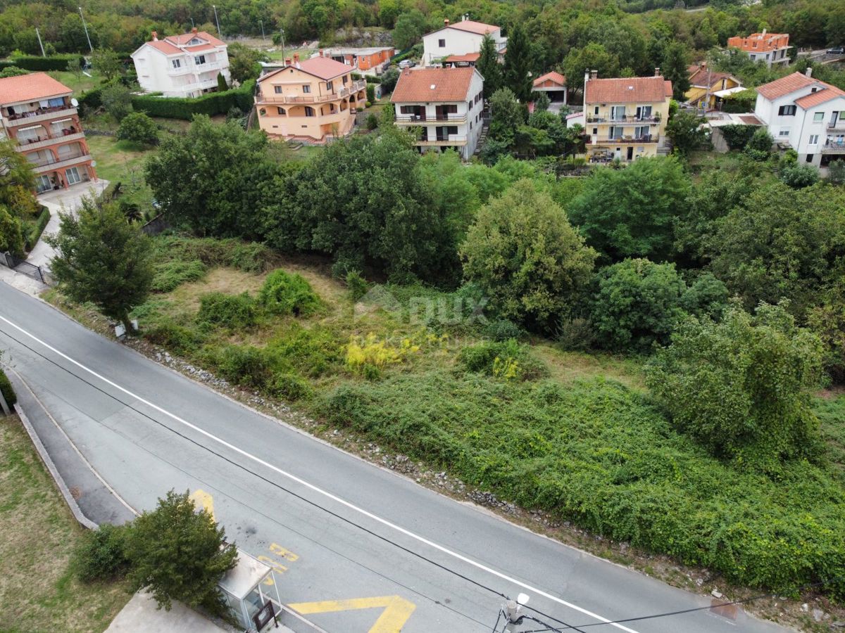 VIŠKOVO - zazidljiva parcela za dva objekta v bližini Viškovega na odlični lokaciji ob asfaltirani cesti