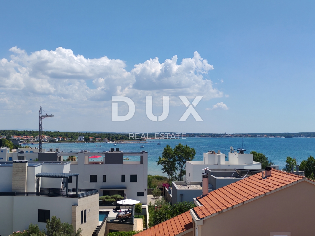 ZADAR, PRIVLAKA - Luksuzni penthouse z bazenom na strešni terasi! S5