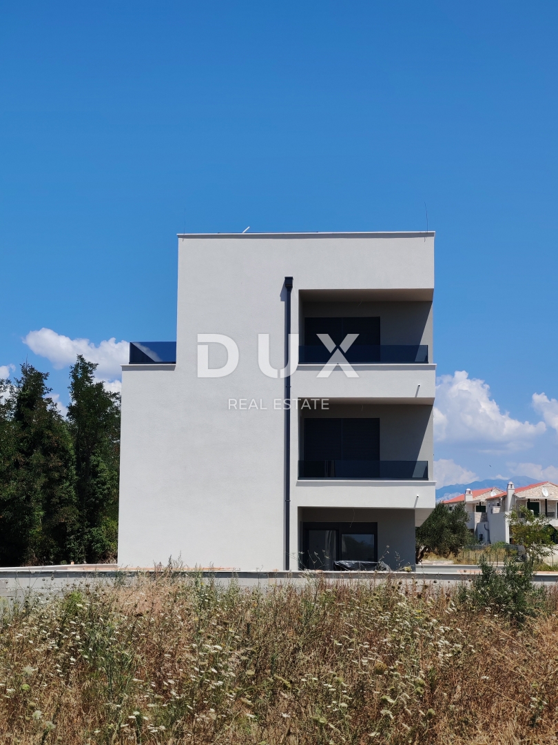 ZADAR, PRIVLAKA - Luksuzni penthouse z bazenom na strešni terasi! S5