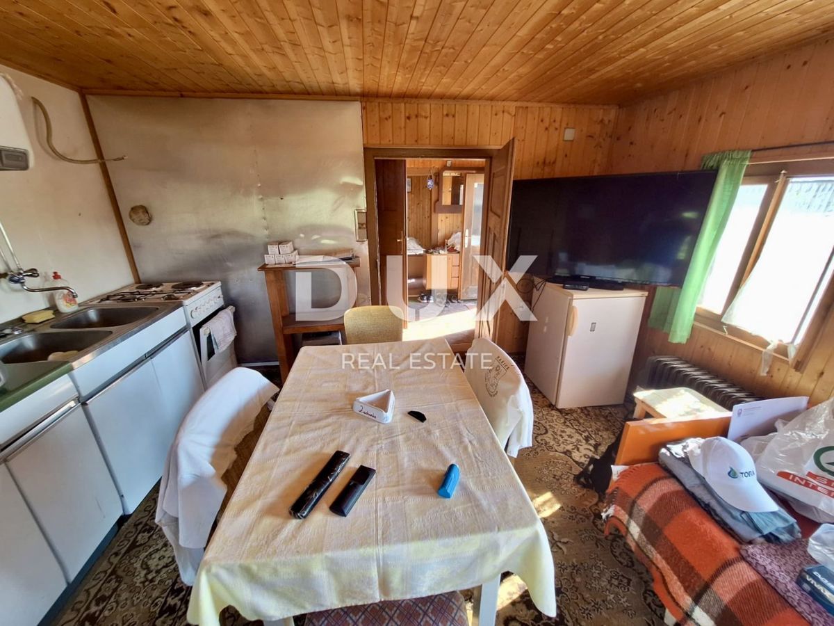TRAKOŠĆAN, BEDNJA - lesena hiša s pogledom na grad Trakošćan!