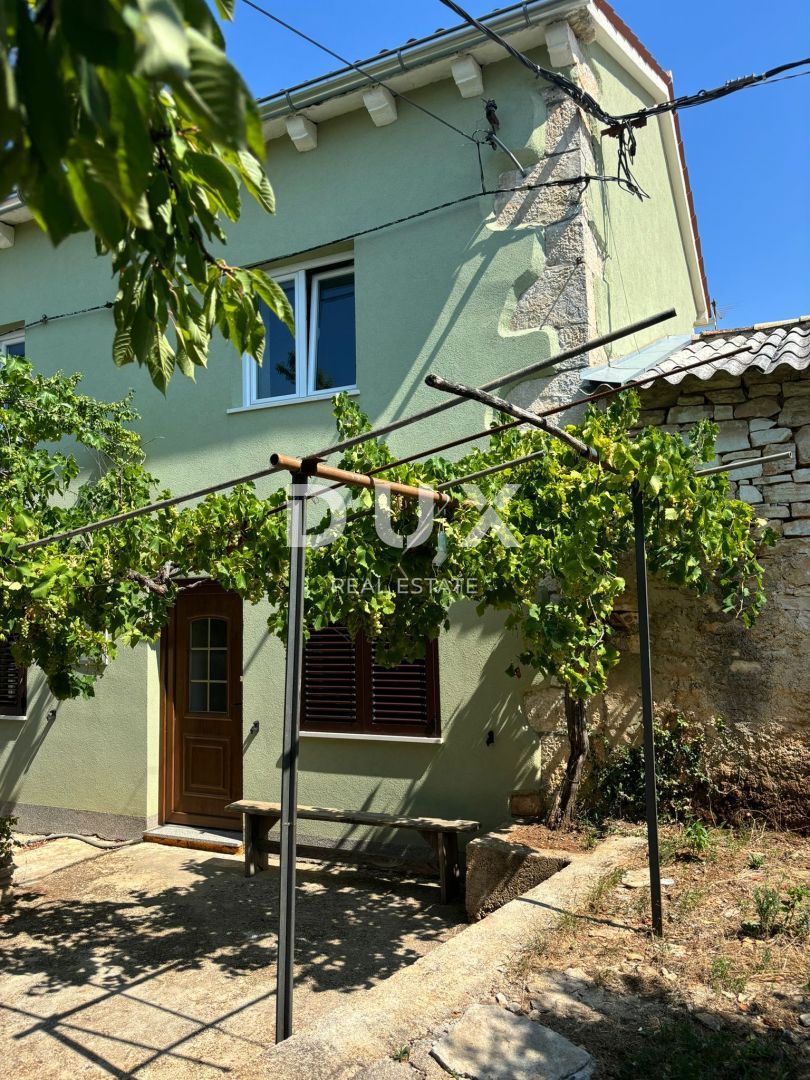 ISTRA, SVETVINČENAT - Delno prenovljena istrska hiša na mirni lokaciji! UPORABNO DOVOLJENJE!