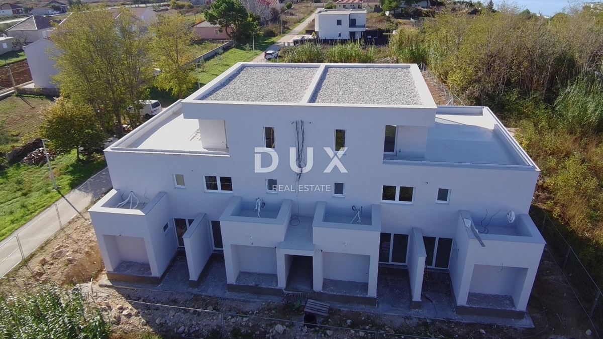 ZADAR, PRIVLAKA - Dvoetažni apartma z lastnim vrtom, 3 minute hoje do peščene plaže! IN