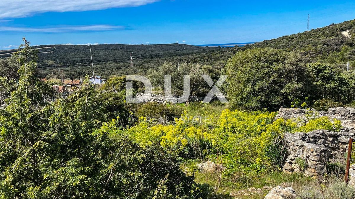 MALI LOŠINJ - Gradbeno zemljišče na mirni lokaciji s pogledom na morje