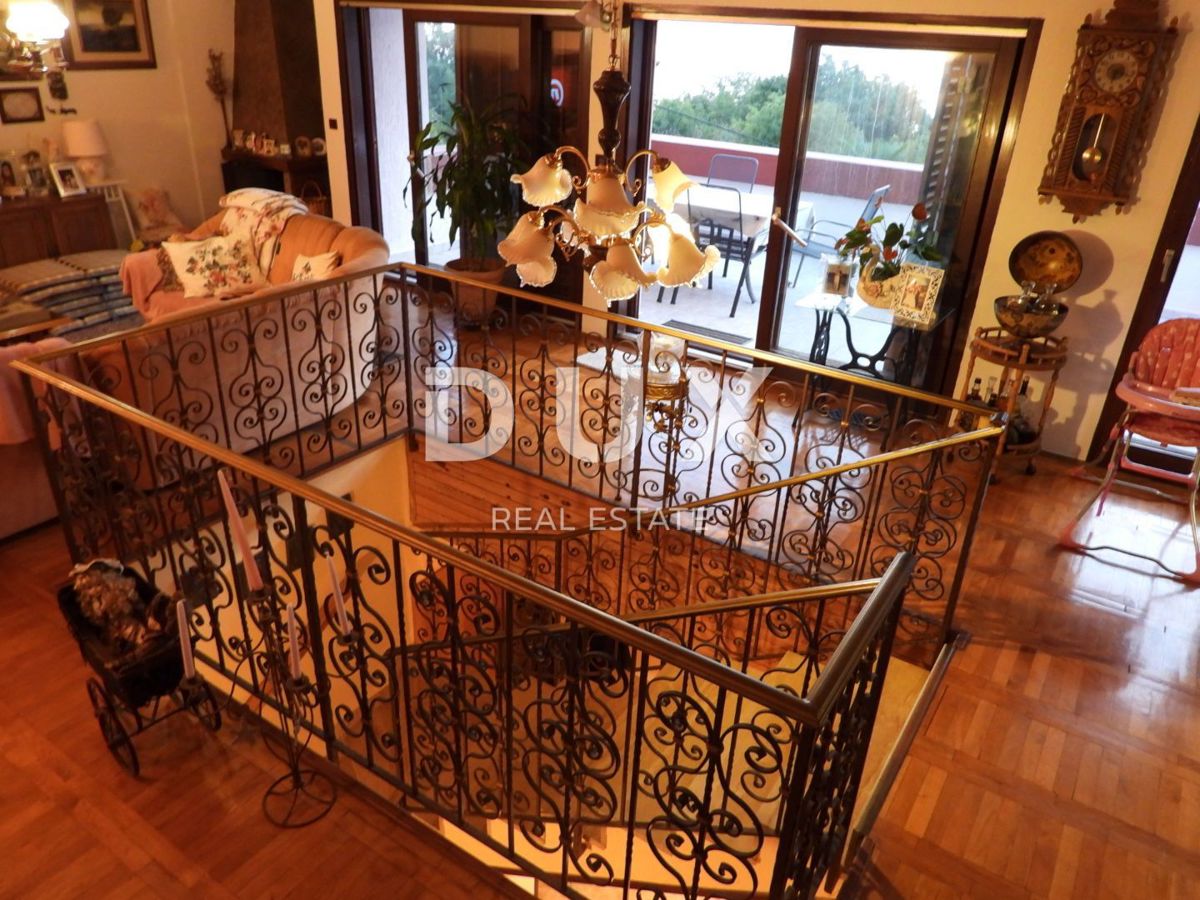 OPATIJA, MATULJI - hiša 400m2 z dupleks stanovanjem in dvema stanovanjema + vrt 710m2