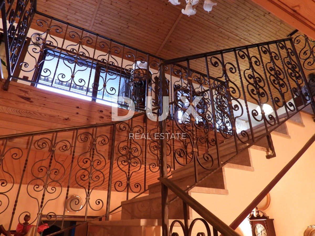 OPATIJA, MATULJI - hiša 400m2 z dupleks stanovanjem in dvema stanovanjema + vrt 710m2