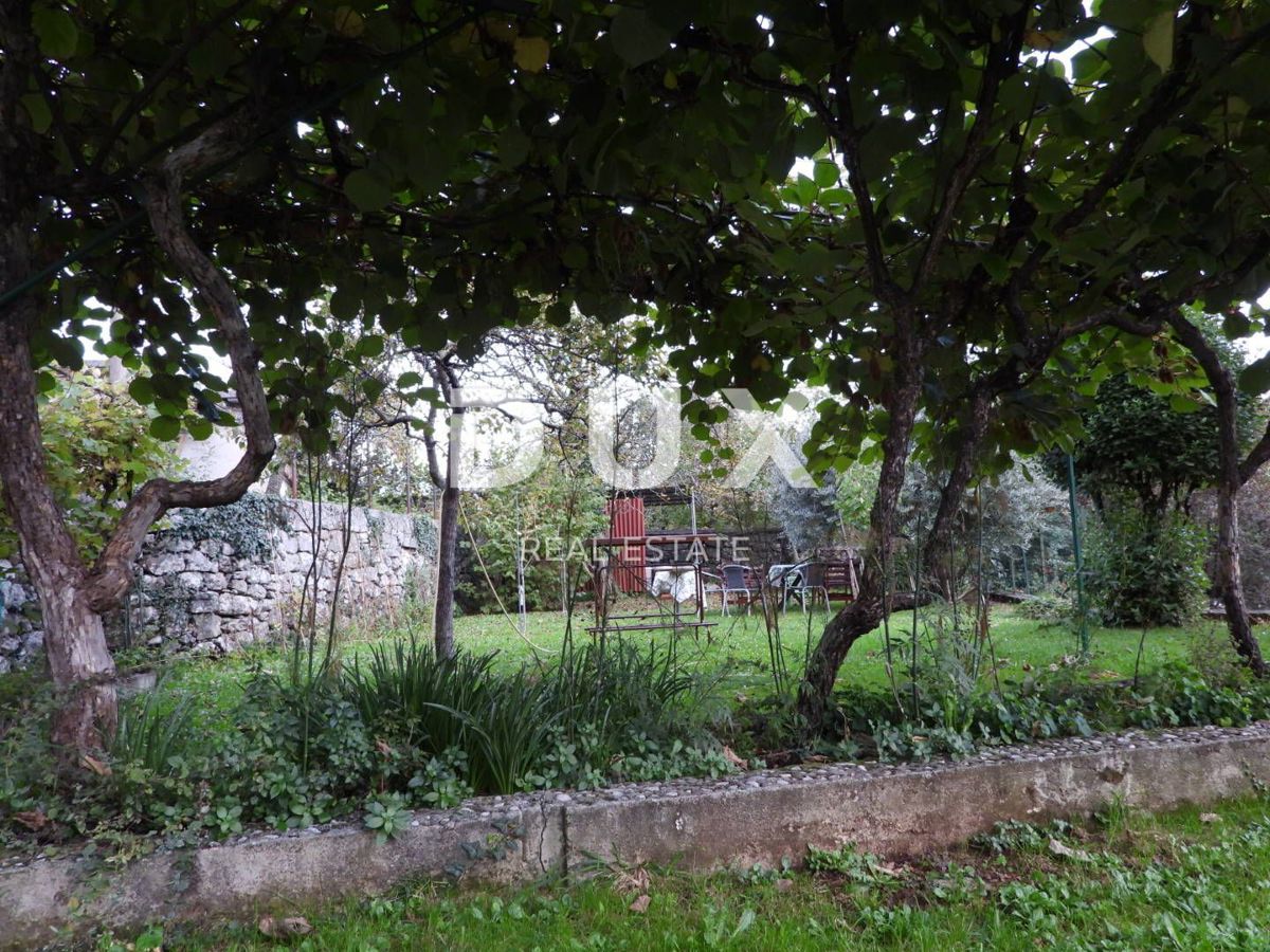 OPATIJA, MATULJI - hiša 400m2 z dupleks stanovanjem in dvema stanovanjema + vrt 710m2