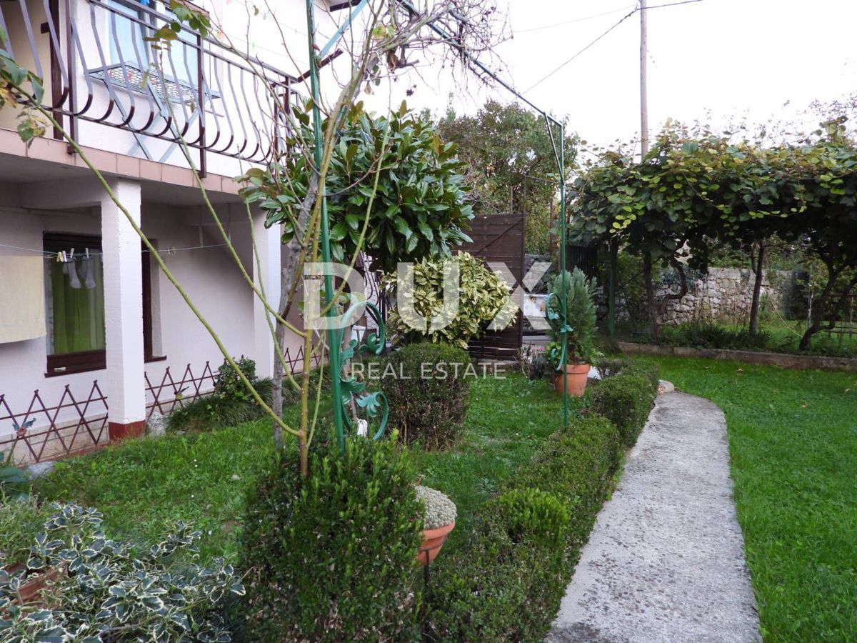 OPATIJA, MATULJI - hiša 400m2 z dupleks stanovanjem in dvema stanovanjema + vrt 710m2