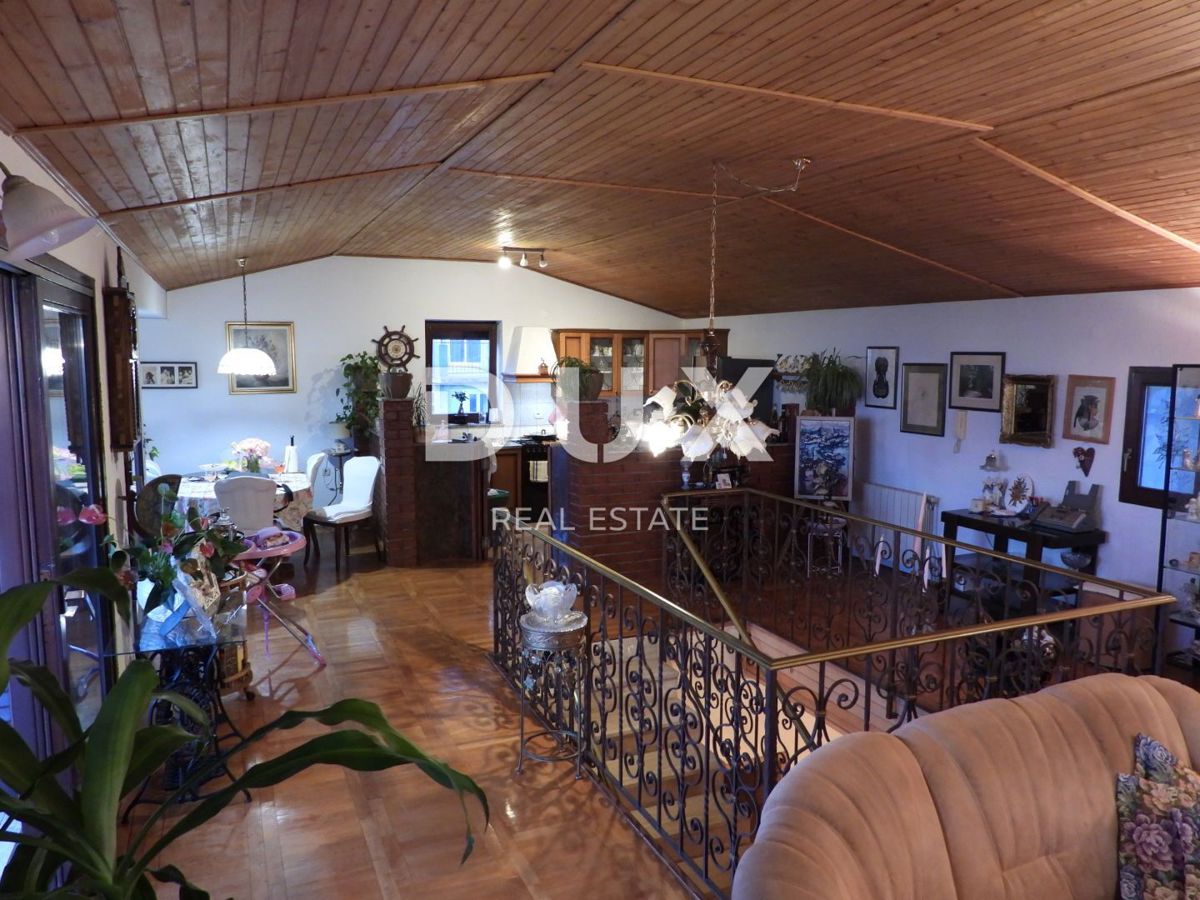 OPATIJA, MATULJI - hiša 400m2 z dupleks stanovanjem in dvema stanovanjema + vrt 710m2