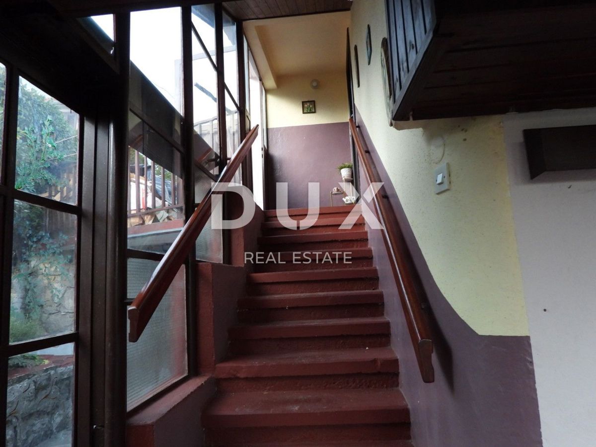 OPATIJA, MATULJI - hiša 400m2 z dupleks stanovanjem in dvema stanovanjema + vrt 710m2