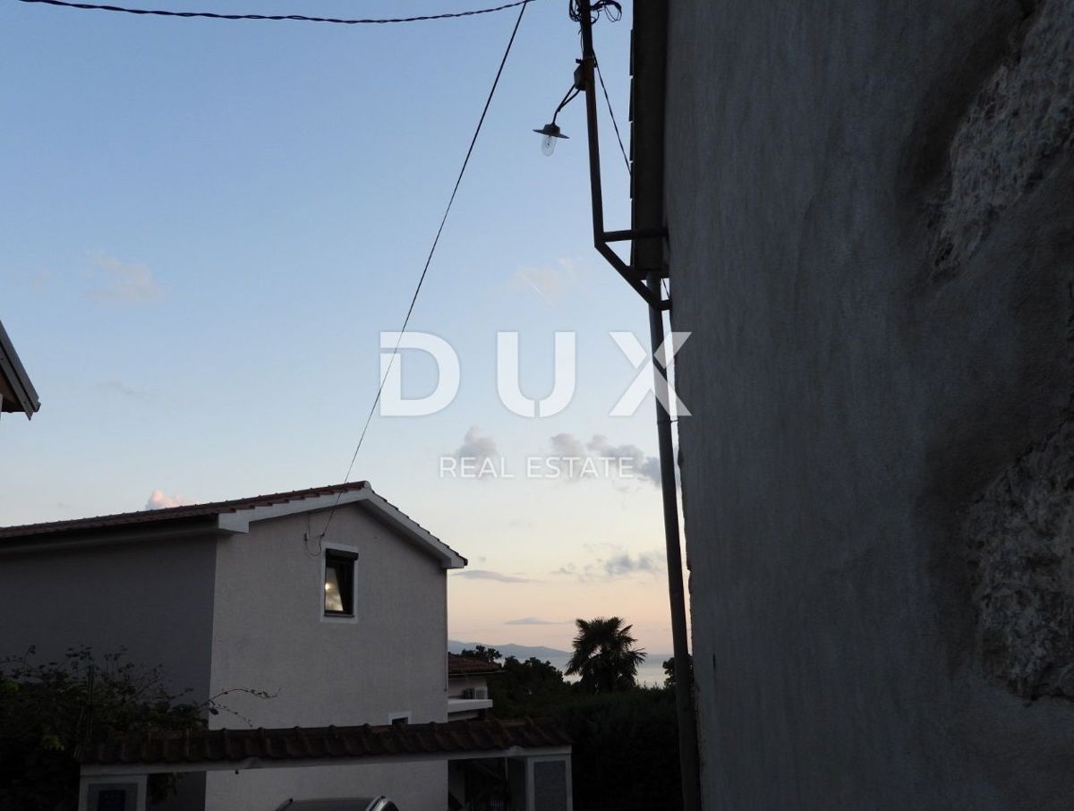 OPATIJA, MATULJI - hiša 400m2 z dupleks stanovanjem in dvema stanovanjema + vrt 710m2