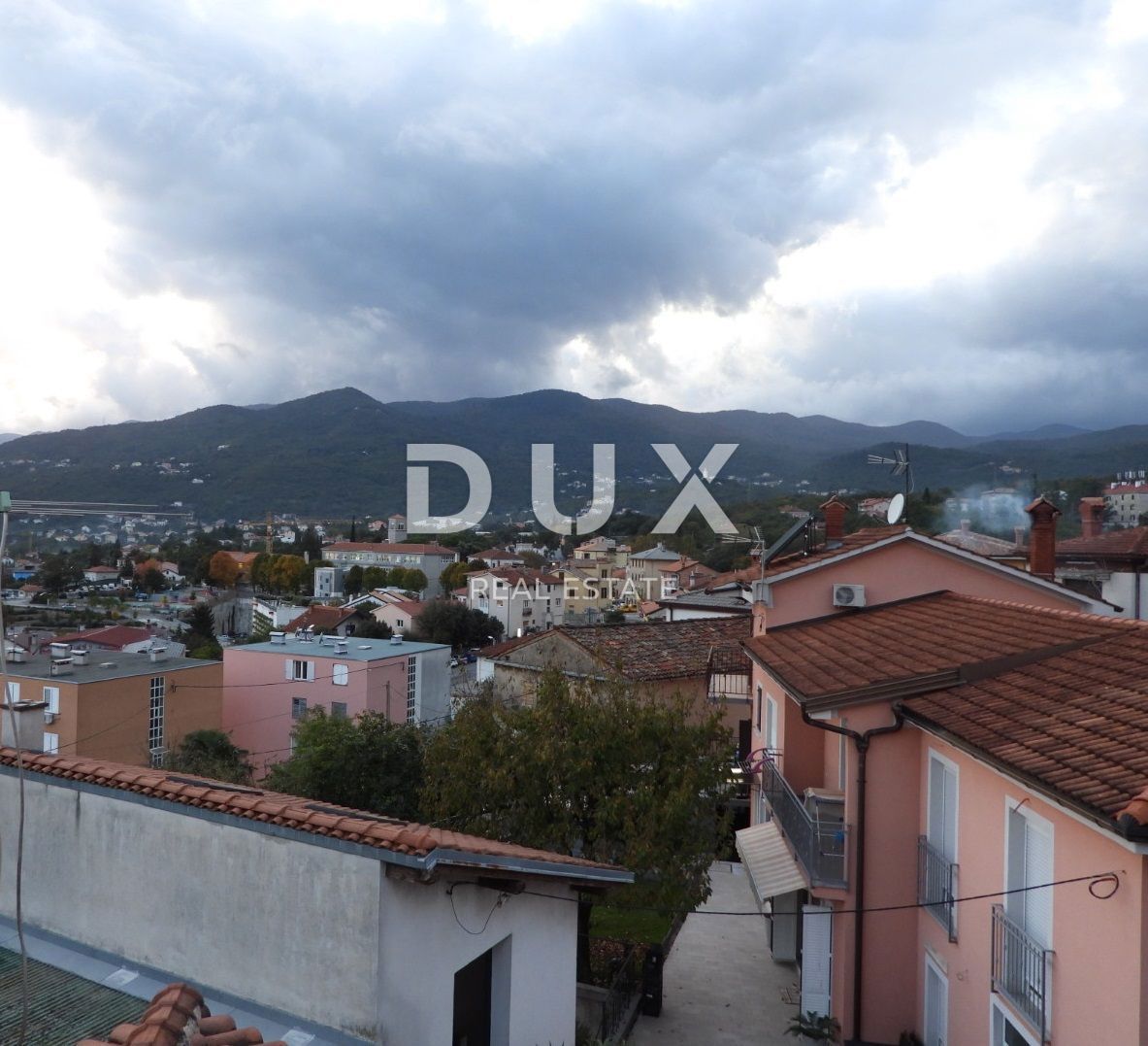 OPATIJA, MATULJI - hiša 400m2 z dupleks stanovanjem in dvema stanovanjema + vrt 710m2