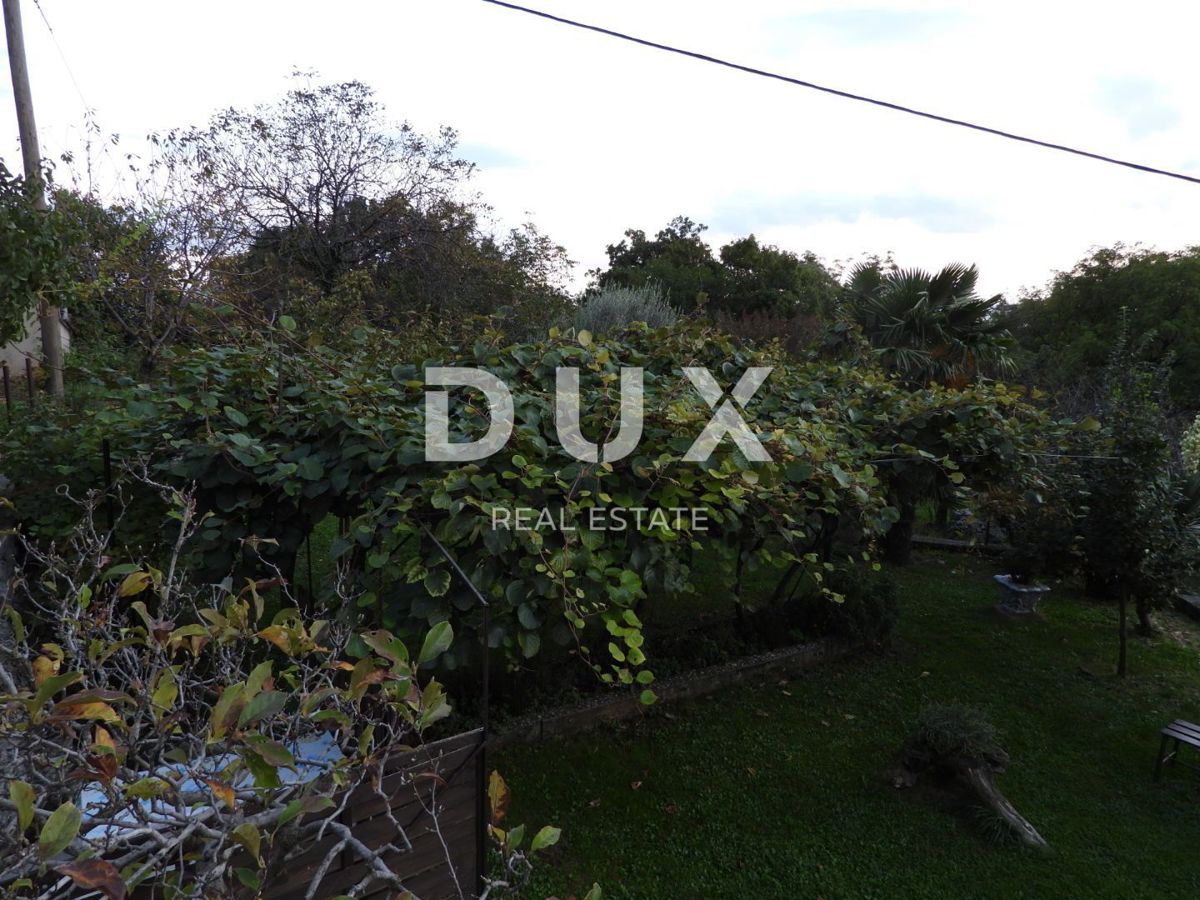 OPATIJA, MATULJI - hiša 400m2 z dupleks stanovanjem in dvema stanovanjema + vrt 710m2