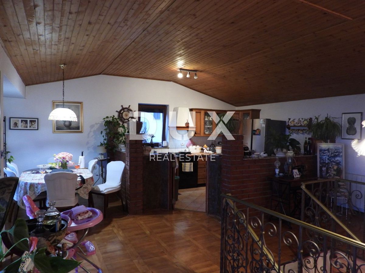 OPATIJA, MATULJI - hiša 400m2 z dupleks stanovanjem in dvema stanovanjema + vrt 710m2