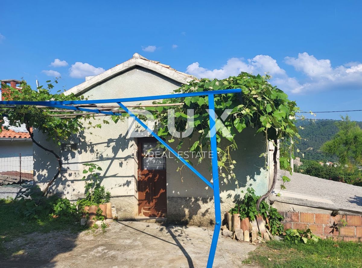 ISTRA, SOVINJAK - Starinska hiša za adaptacijo na mirni lokaciji