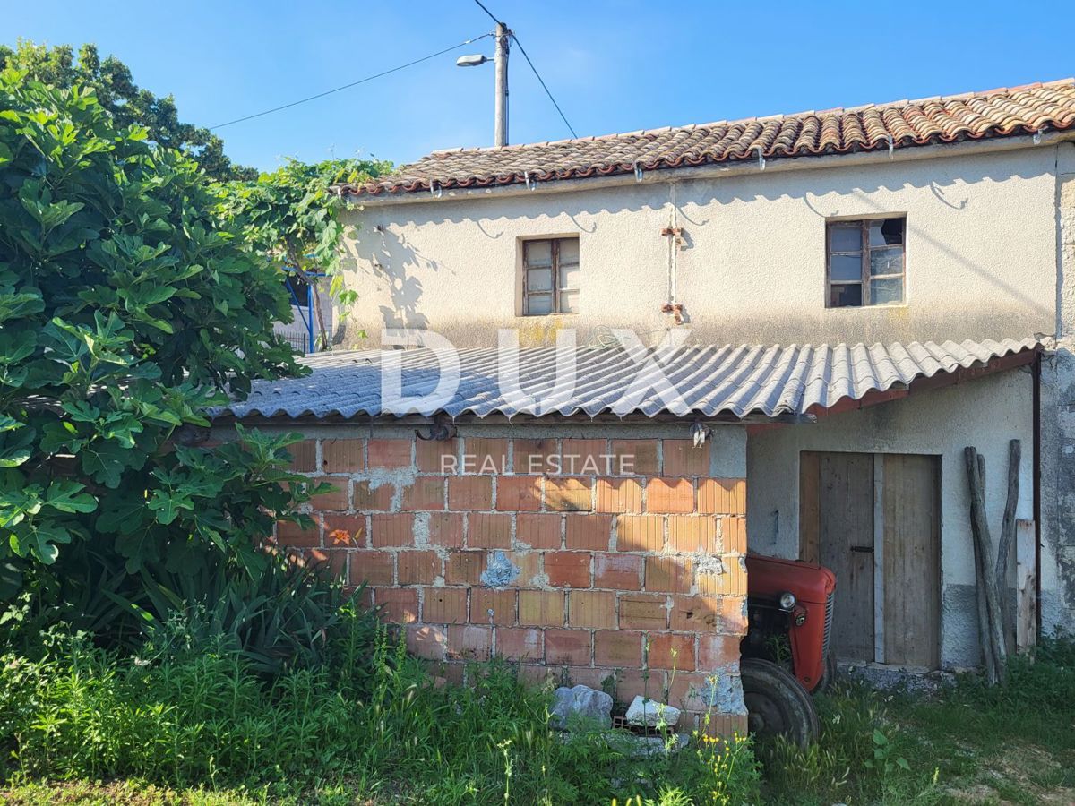 ISTRA, SOVINJAK - Starinska hiša za adaptacijo na mirni lokaciji