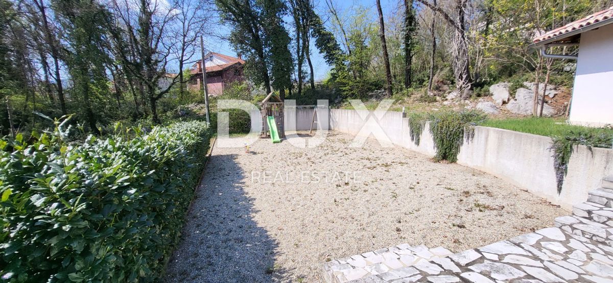 KASTAV - Počitniška hiša s prostornim zazidljivim zemljiščem