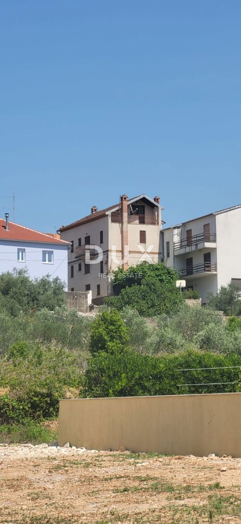 OTOK UGLJAN, KALI - Prostorna hiša 180 m od morja s štirimi nadstropji in tremi parkirnimi mesti!