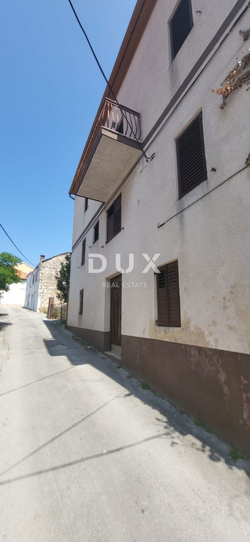 OTOK UGLJAN, KALI - Prostorna hiša 180 m od morja s štirimi nadstropji in tremi parkirnimi mesti!