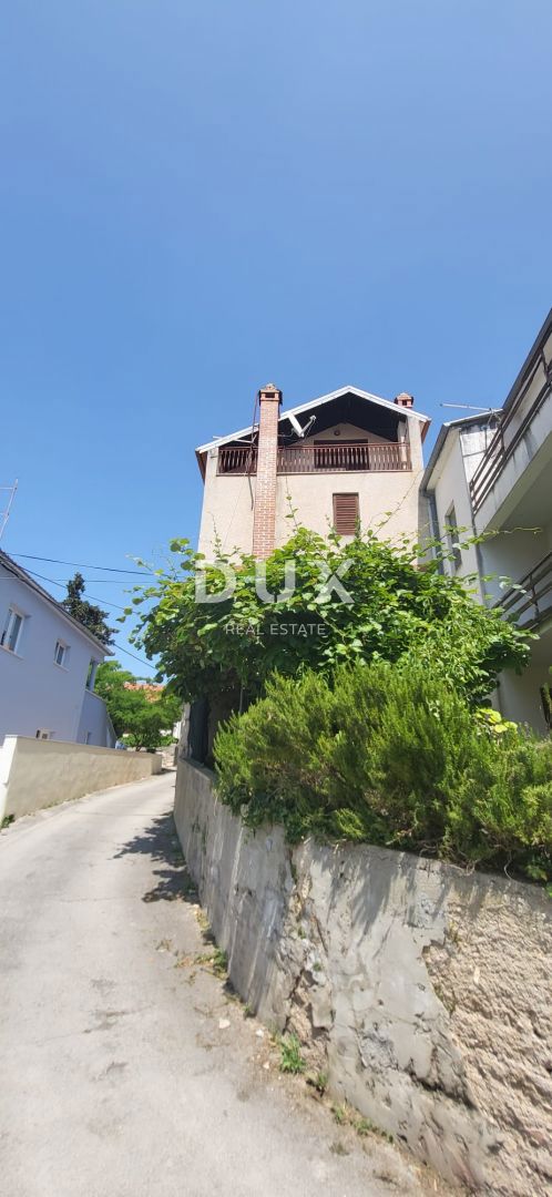 OTOK UGLJAN, KALI - Prostorna hiša 180 m od morja s štirimi nadstropji in tremi parkirnimi mesti!