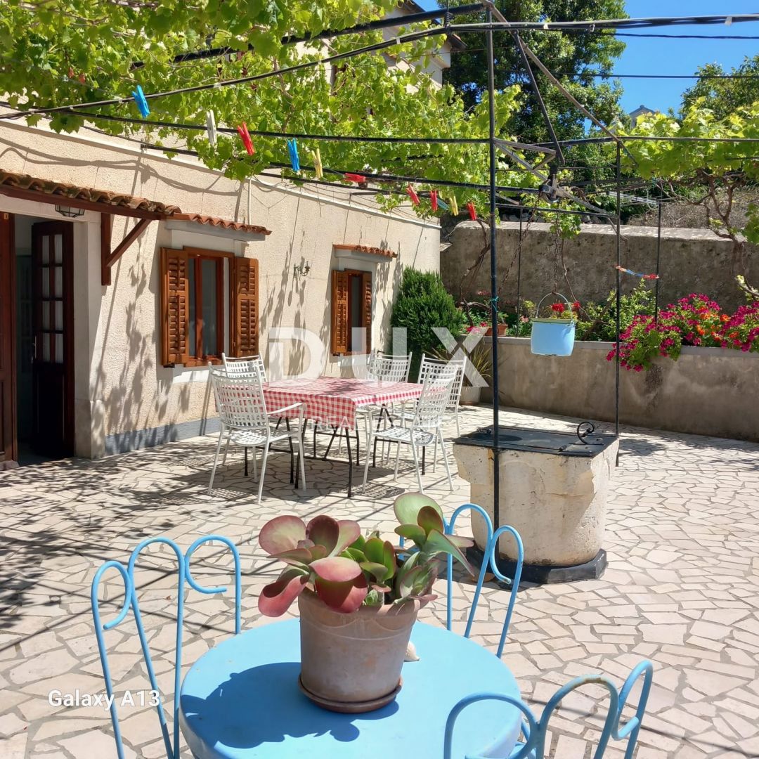 VELI LOŠINJ - Odlična priložnost!! Kamnita hiša z dvema apartmajema in pogledom na morje