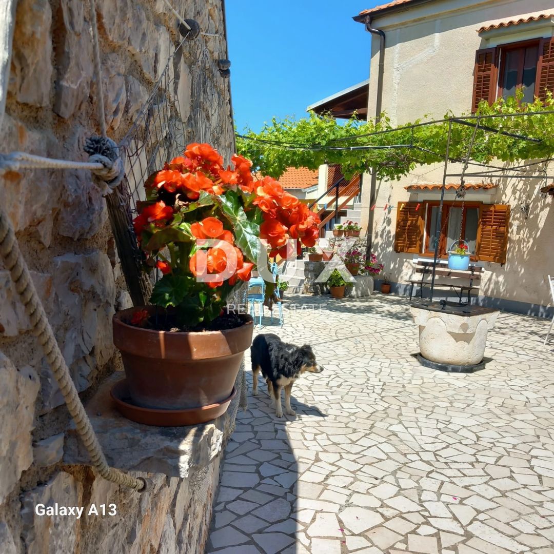 VELI LOŠINJ - Odlična priložnost!! Kamnita hiša z dvema apartmajema in pogledom na morje