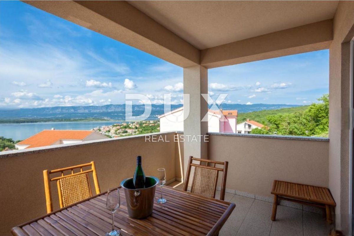 OTOK KRK, KLIMNO - stanovanje v vili 61m2, dnevna soba + 2 spalnici, 1. nadstropje, s čudovitim pogledom na morje in bazen - S3