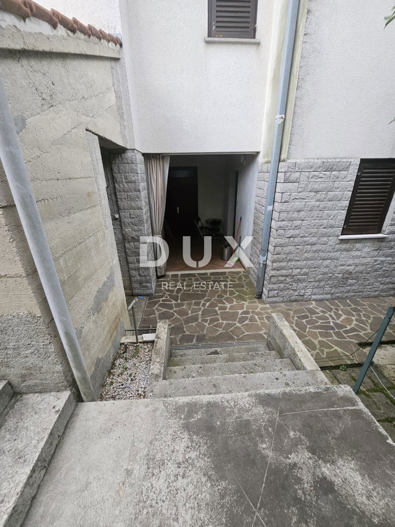 OPATIJA, PAVLOVAC, VOLOSKO - hiša/stavba 600m2 za prenovo s 4 stanovanji in panoramskim pogledom na morje + površina 1000m2