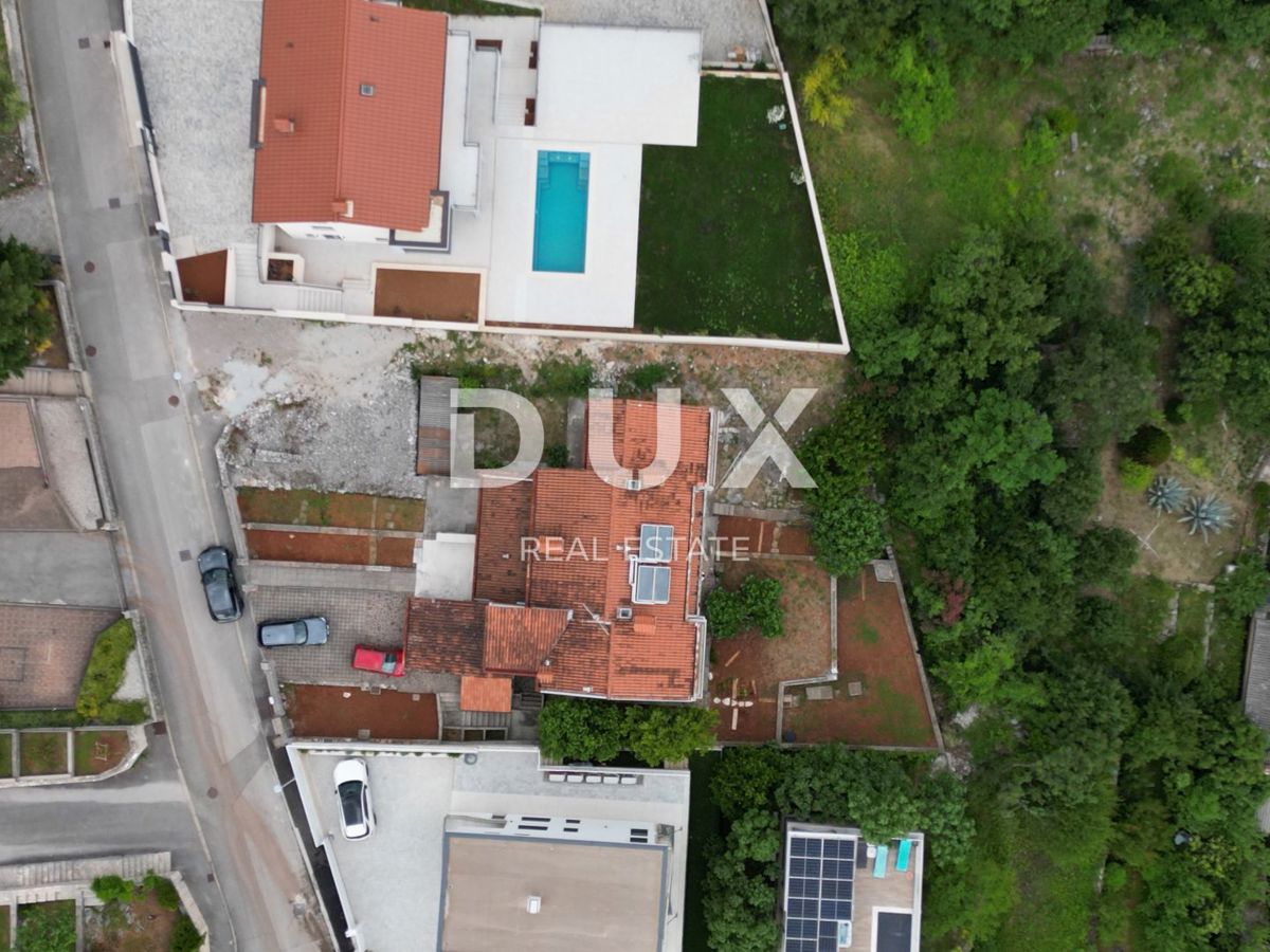 OPATIJA, PAVLOVAC, VOLOSKO - hiša/stavba 600m2 za prenovo s 4 stanovanji in panoramskim pogledom na morje + površina 1000m2