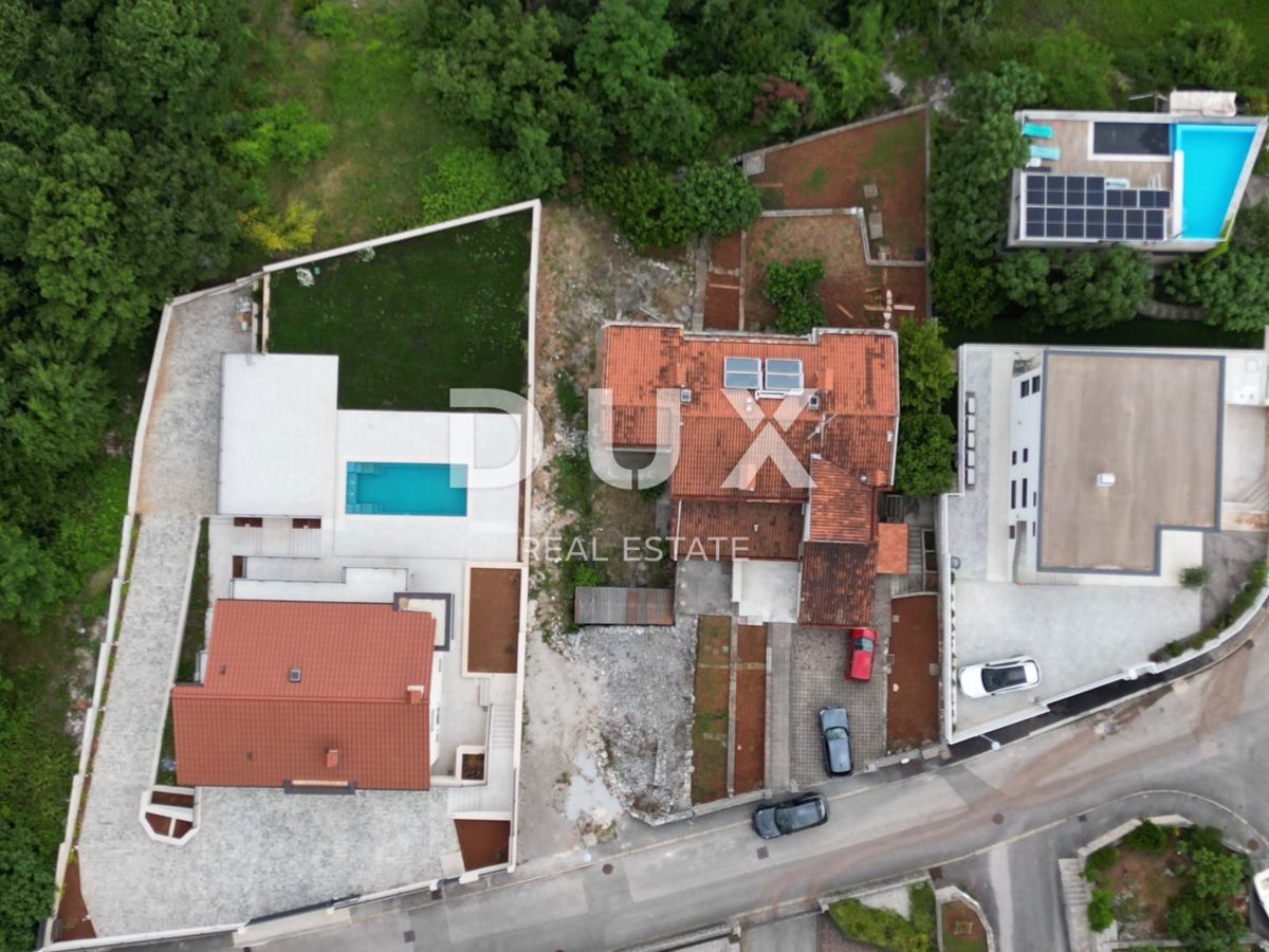 OPATIJA, PAVLOVAC, VOLOSKO - hiša/stavba 600m2 za prenovo s 4 stanovanji in panoramskim pogledom na morje + površina 1000m2