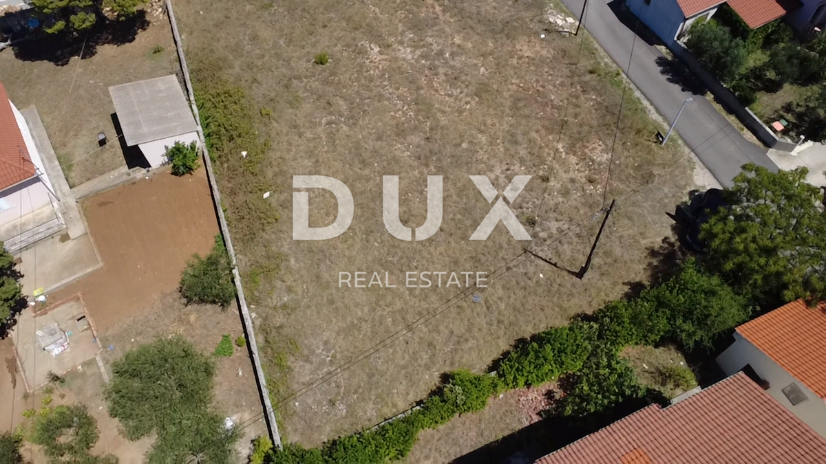 ZADAR, PRIVLAKA – Zazidljivo zemljišče 613m², 350m od morja!