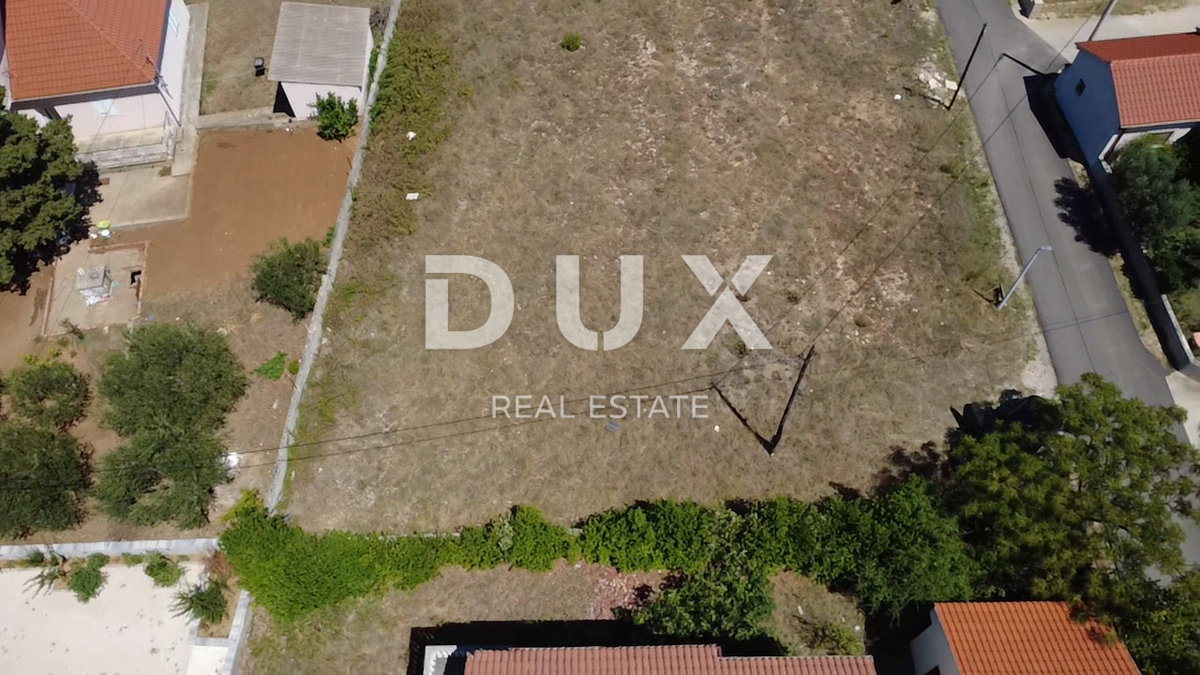 ZADAR, PRIVLAKA – Zazidljivo zemljišče 613m², 350m od morja!