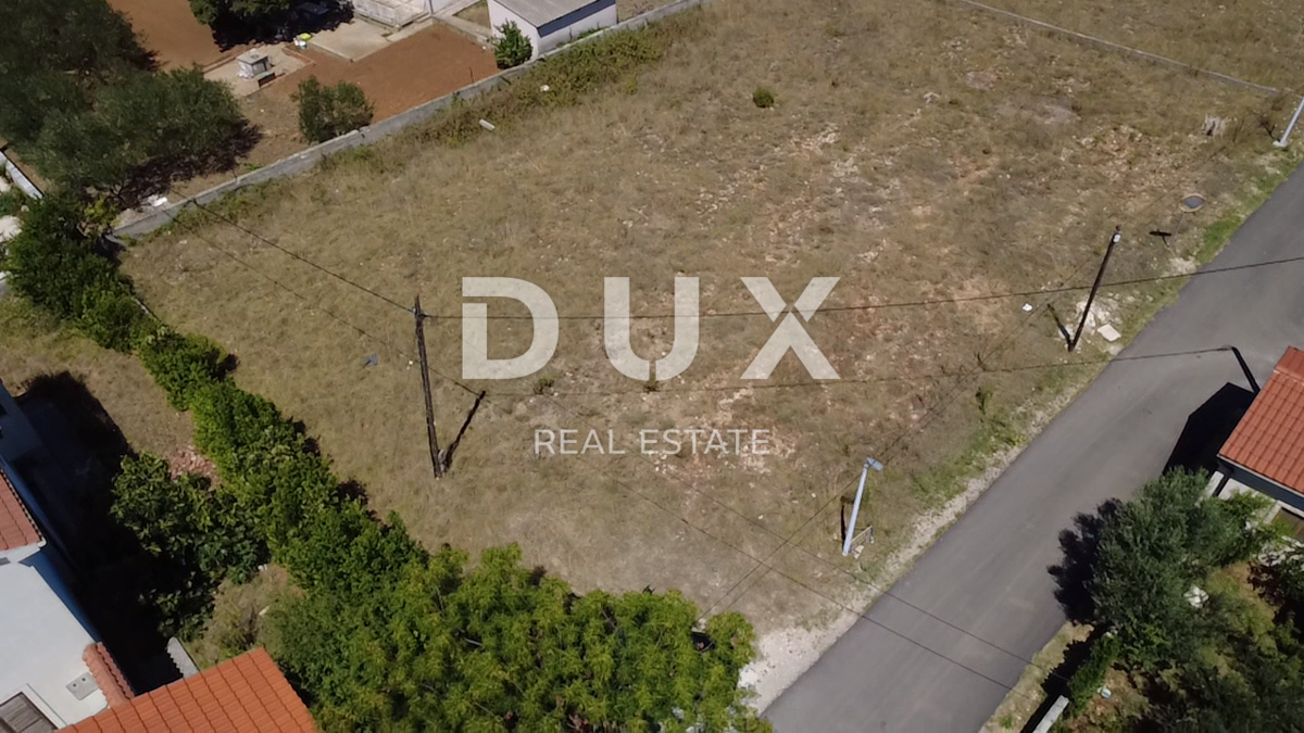 ZADAR, PRIVLAKA – Zazidljivo zemljišče 613m², 350m od morja!