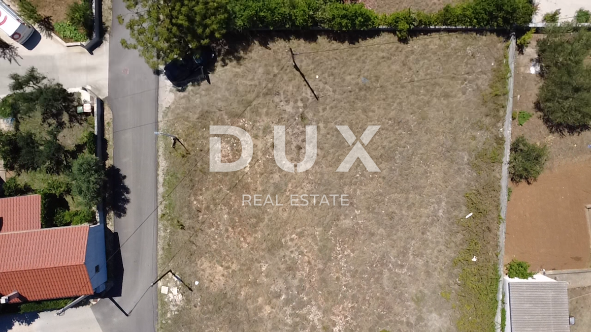 ZADAR, PRIVLAKA – Zazidljivo zemljišče 613m², 350m od morja!