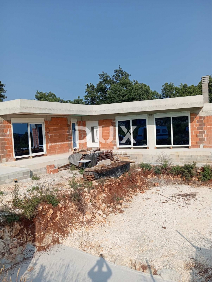 ISTRA, MARČANA - Moderna družinska hiša z bazenom v nedokončani fazi