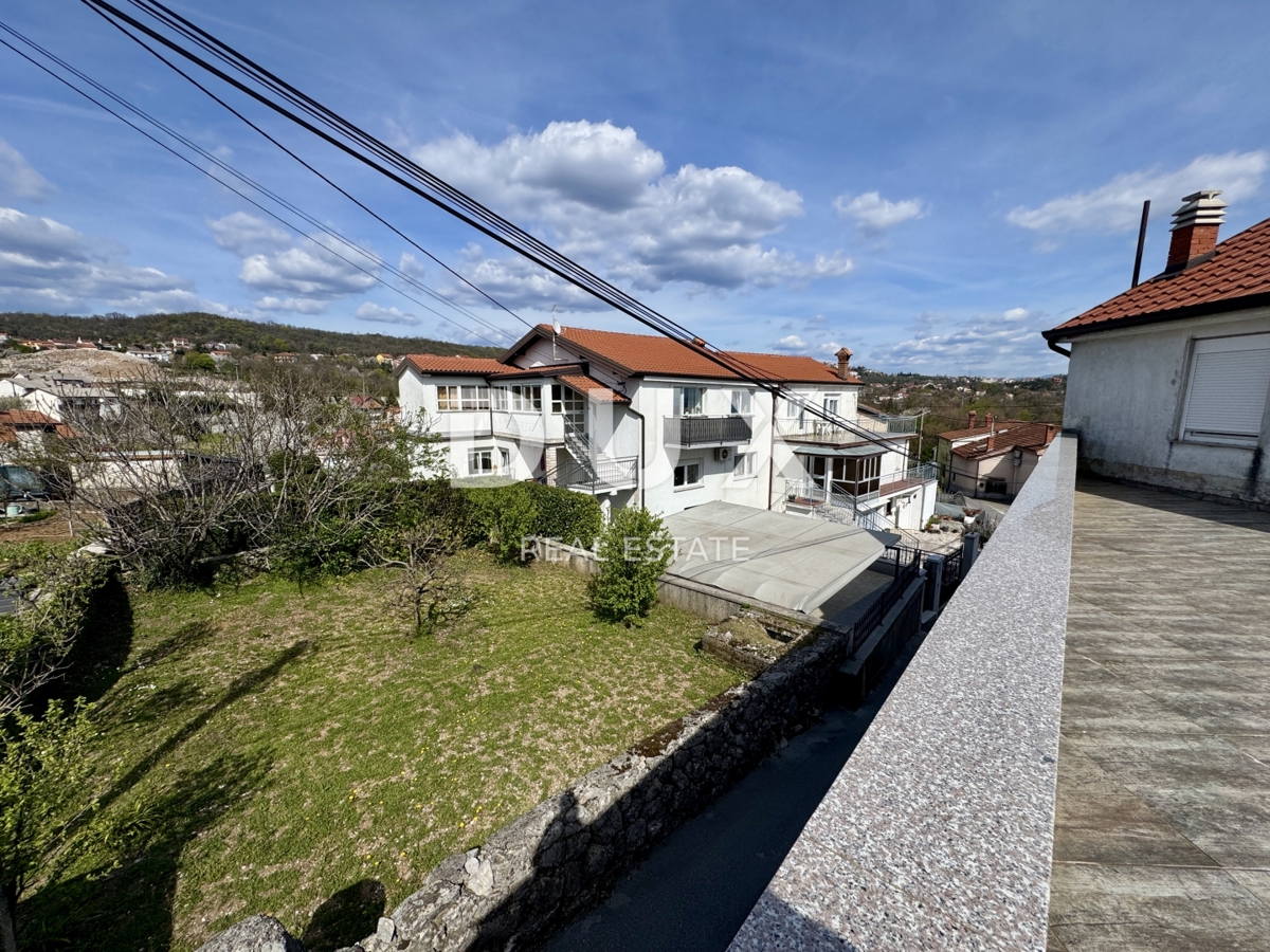 OPATIJA, MATULJI - polpritlična hiša s pogledom na morje z odličnim potencialom za bivanje in investicijo v Kvarnerju