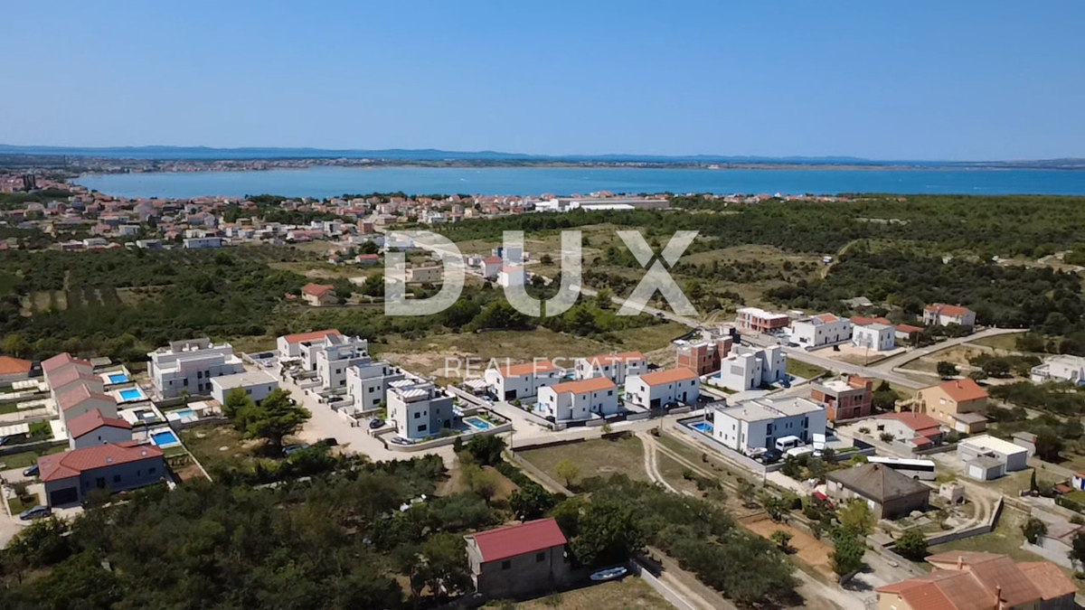 ZADAR, NIN - Gradbeno zemljišče z gradbenim dovoljenjem za dvojček!