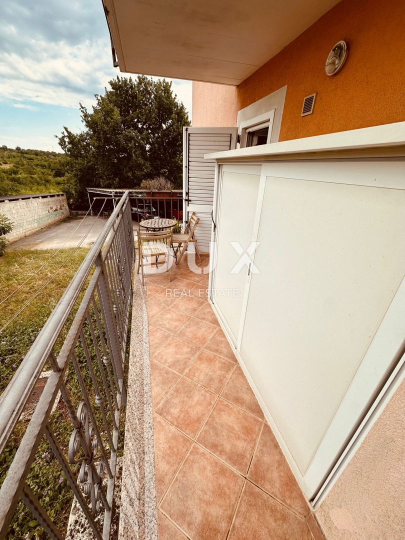 ISTRA, KAŠTEL - Prostorno stanovanje v bližini meje s Slovenijo 