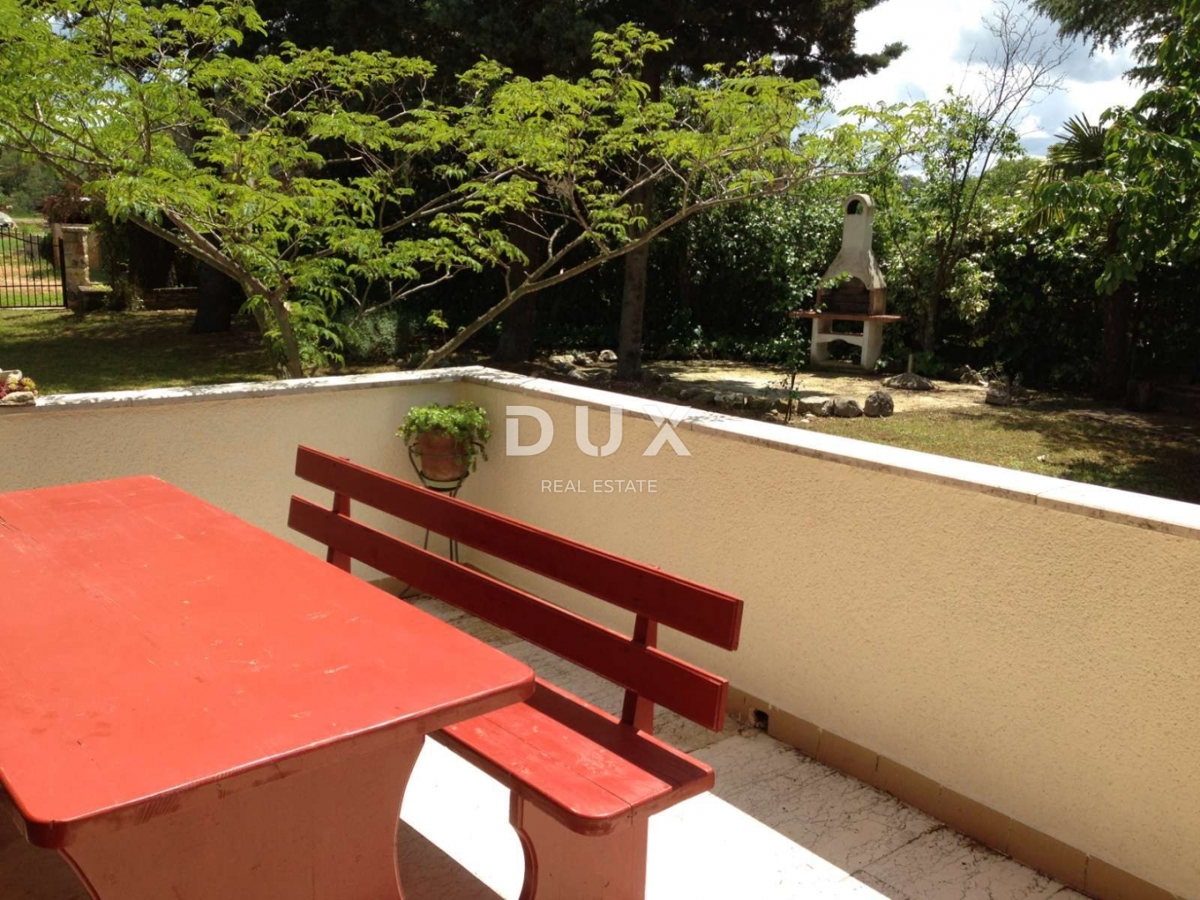 ISTRA, POREČ - Družinska hiša z garažo na prostorni gradbeni parceli!