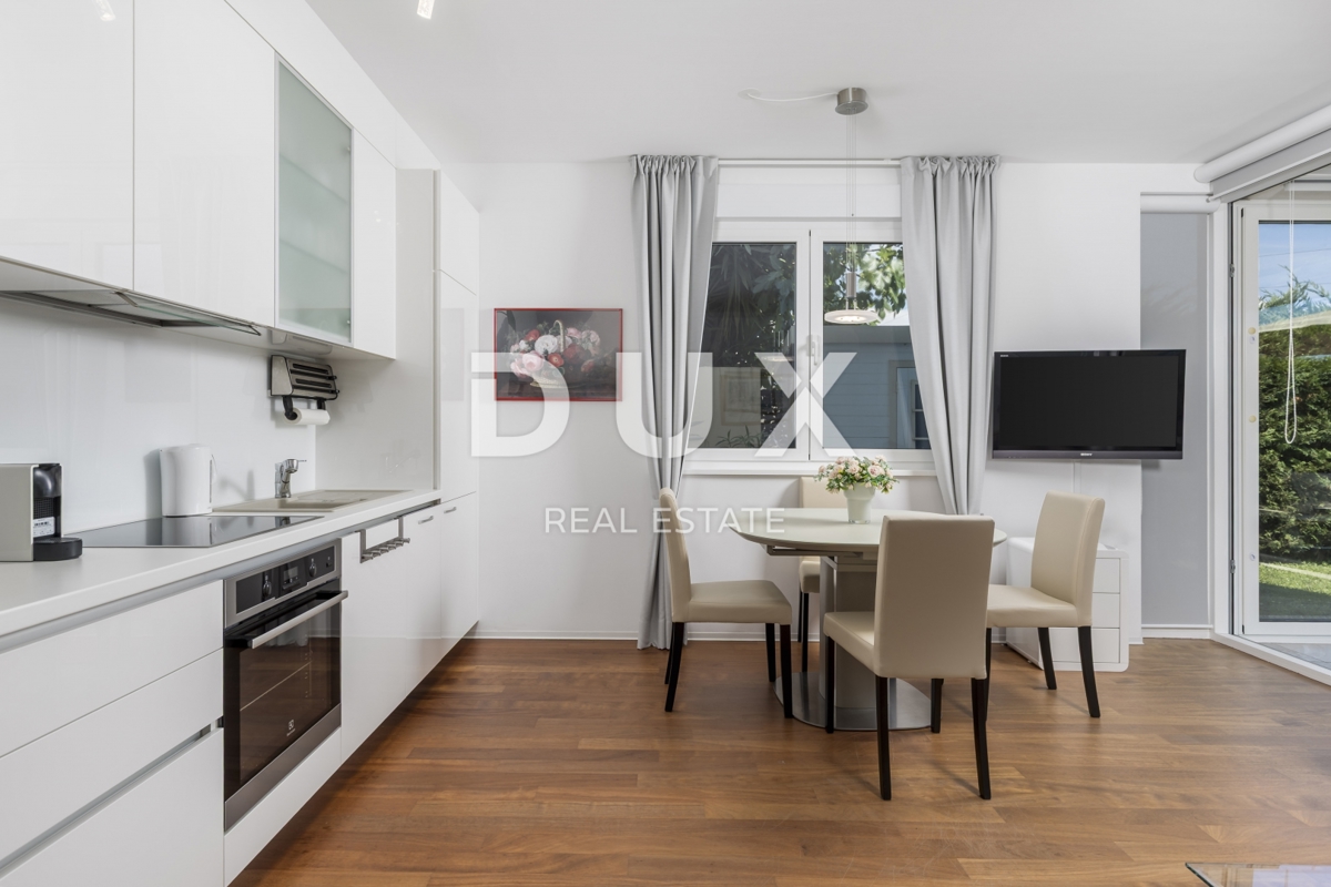 OPATIJA, IČIĆI - stanovanje 79m2 z vrtom v novejši stavbi z bazenom na strehi, pogled na morje, parking