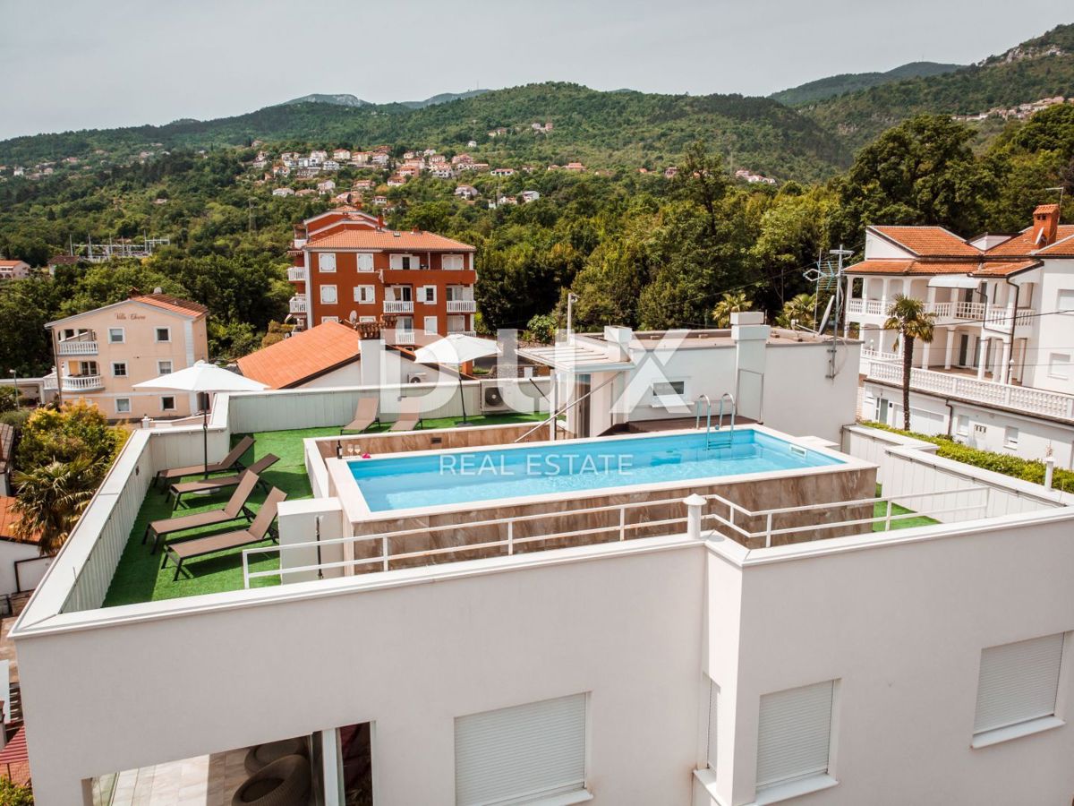 OPATIJA, IČIĆI - stanovanje 79m2 z vrtom v novejši stavbi z bazenom na strehi, pogled na morje, parking