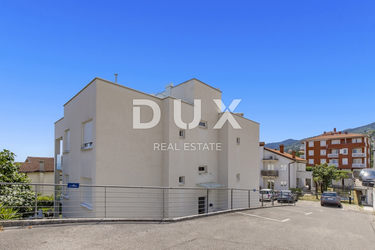 OPATIJA, IČIĆI - stanovanje 79m2 z vrtom v novejši stavbi z bazenom na strehi, pogled na morje, parking