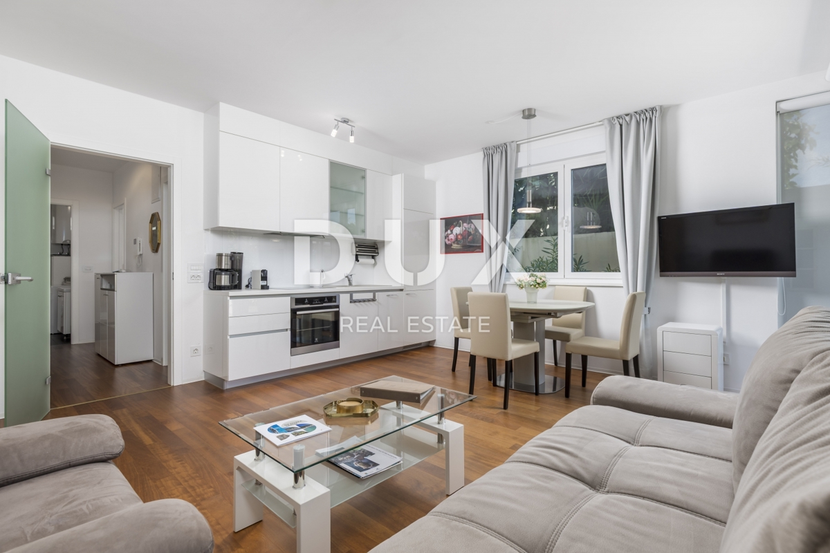 OPATIJA, IČIĆI - stanovanje 79m2 z vrtom v novejši stavbi z bazenom na strehi, pogled na morje, parking