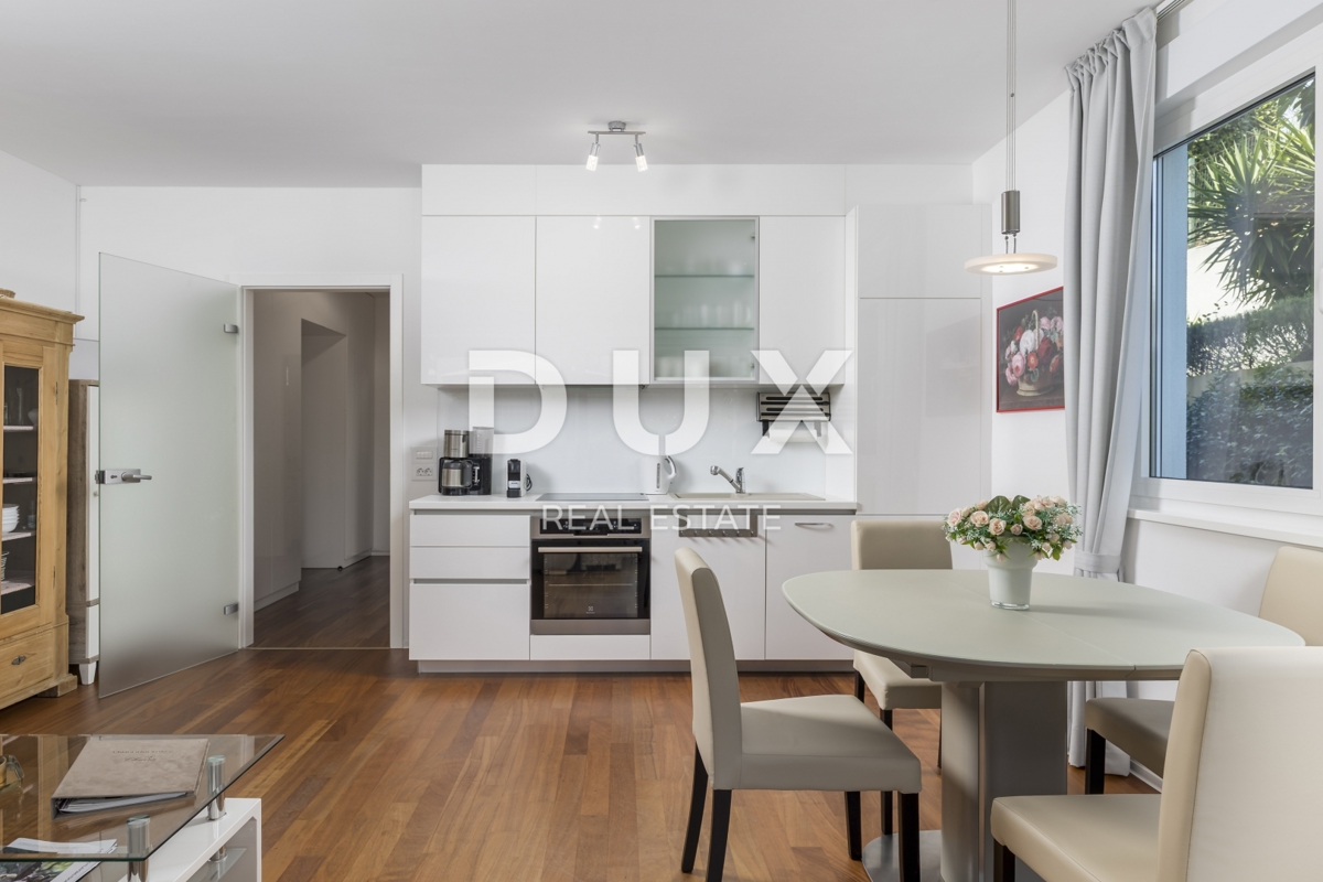 OPATIJA, IČIĆI - stanovanje 79m2 z vrtom v novejši stavbi z bazenom na strehi, pogled na morje, parking