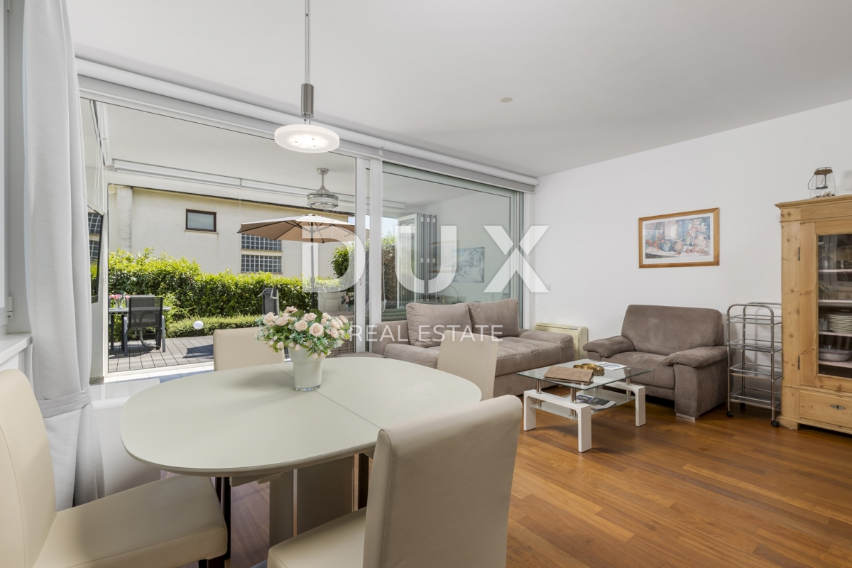 OPATIJA, IČIĆI - stanovanje 79m2 z vrtom v novejši stavbi z bazenom na strehi, pogled na morje, parking