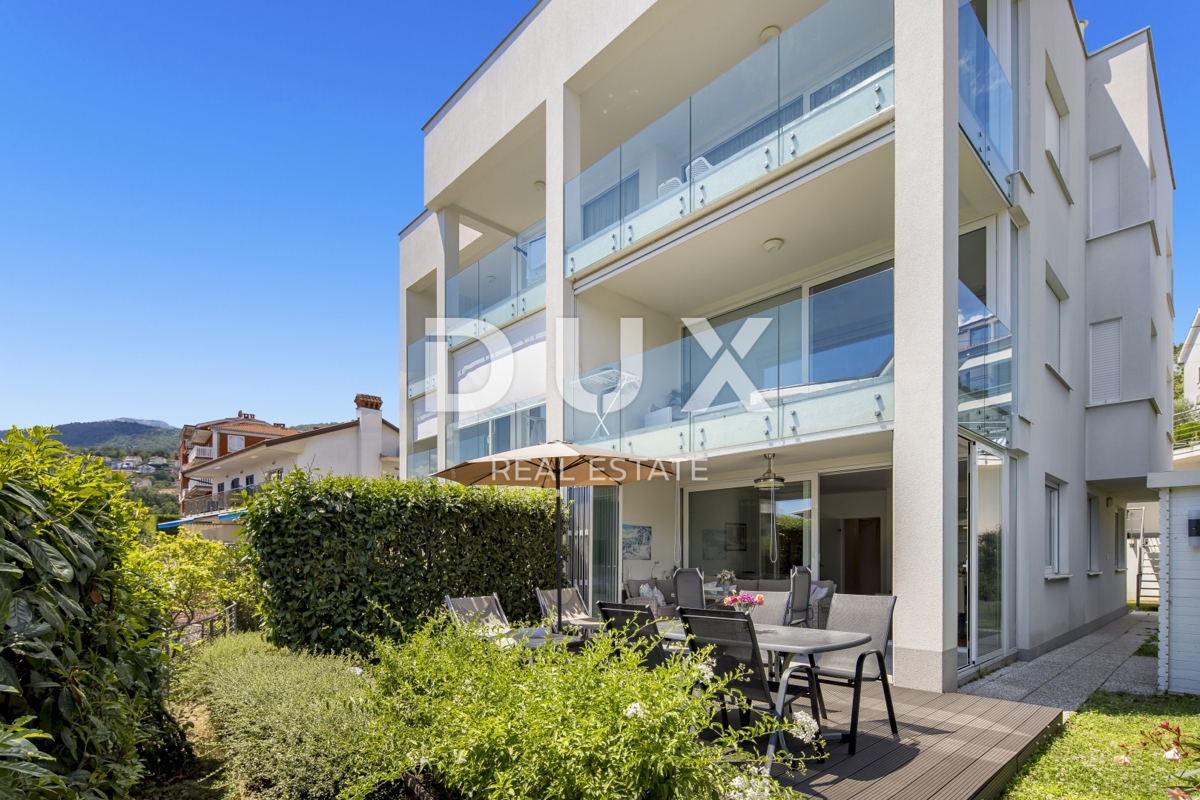 OPATIJA, IČIĆI - stanovanje 79m2 z vrtom v novejši stavbi z bazenom na strehi, pogled na morje, parking