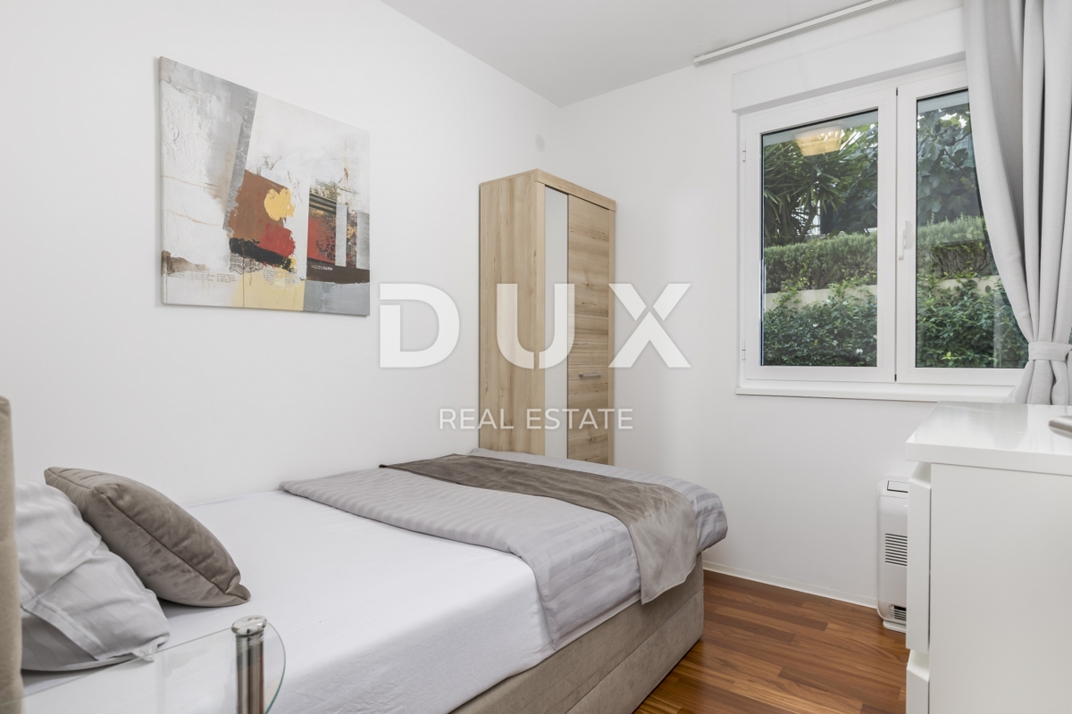 OPATIJA, IČIĆI - stanovanje 79m2 z vrtom v novejši stavbi z bazenom na strehi, pogled na morje, parking